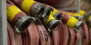 Чтобы пожарные рукава служили долго: кто и как заботится о самом известном снаряжении огнеборцев