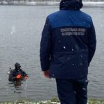 Спасатели на воде предупреждают рыбаков об опасности тонкого льда