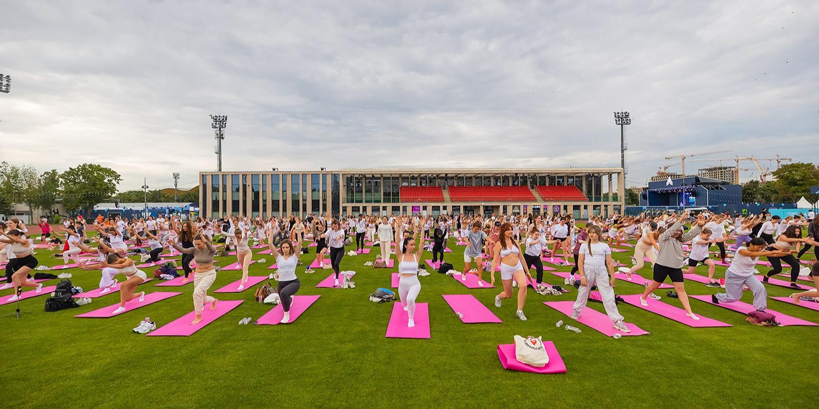 «Красота в движении», «Примерочная супергероя» и ньюфаундленды. Как проходит форум «Москва 2030» в «Лужниках»