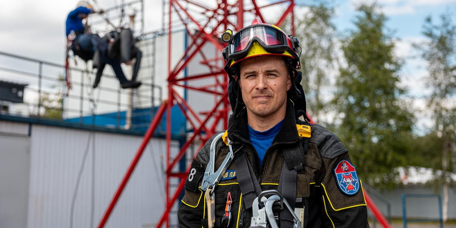 «Главное при работе на высоте – отсутствие желания рисковать»: спасатель столичного Пожарно-спасательного центра рассказал о своей работе