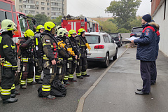Пожарные ПСО№203 провели занятие в многоквартирном жилом доме