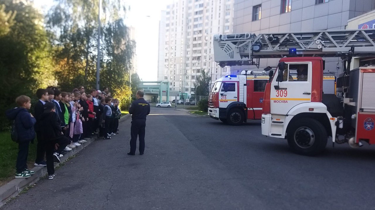 Ребята пришли в гости к московским пожарным