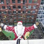 Праздник для детей в больницах: как спасатели — Деды Морозы исполняют мечты юных пациентов